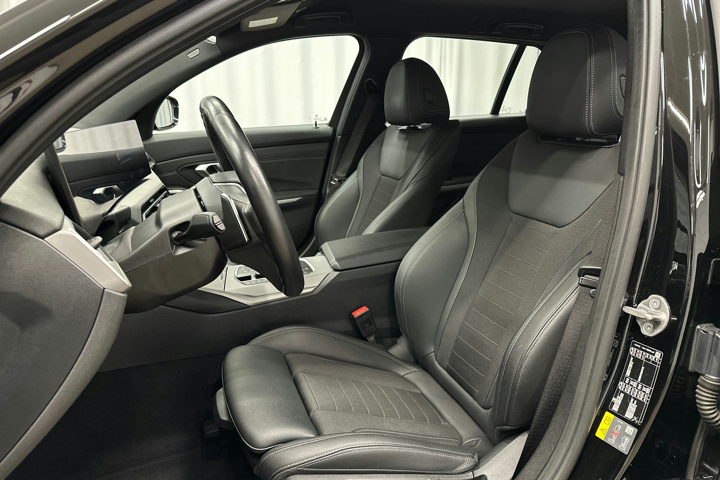 musta BMW 330 2023 kuva 17.