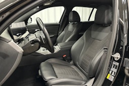 musta BMW 330 2023 kuva 17.