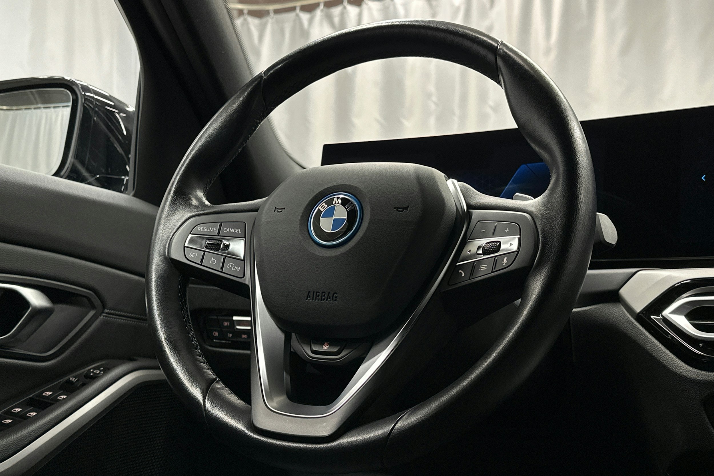 musta BMW 330 2023 kuva 18.