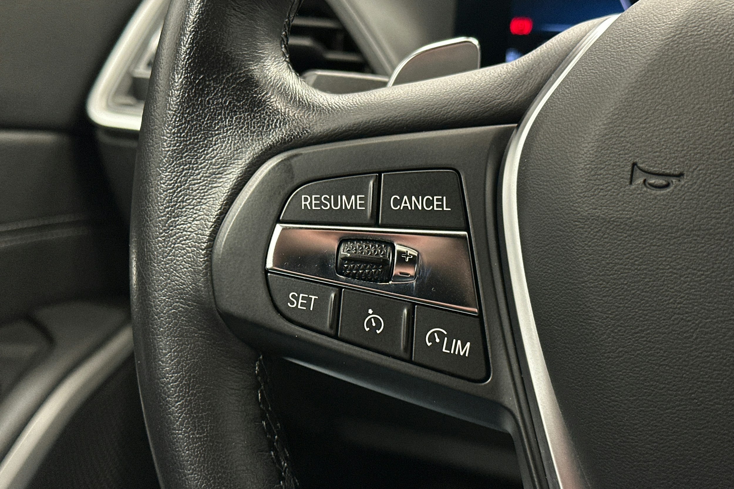 musta BMW 330 2023 kuva 19.