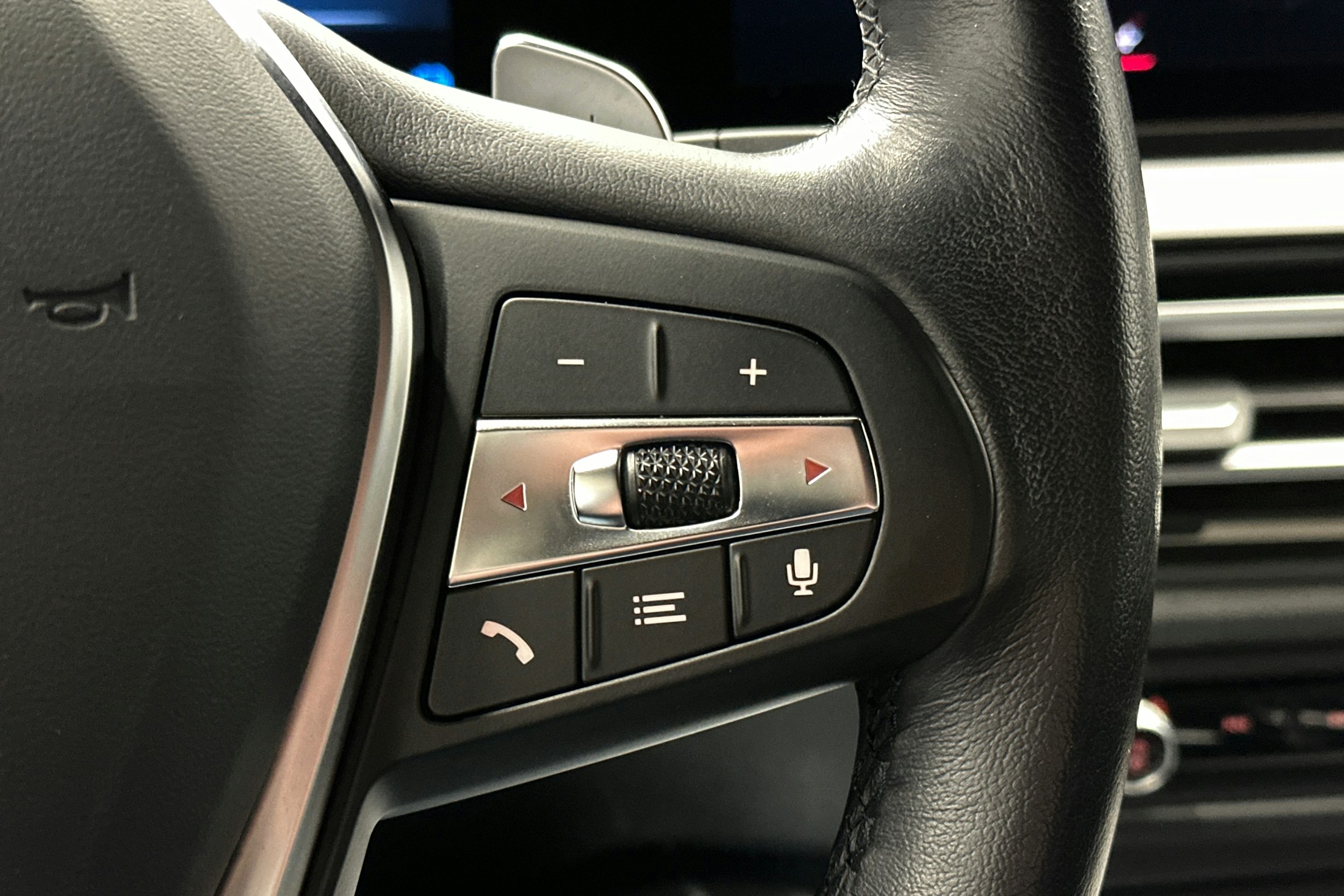 musta BMW 330 2023 kuva 20.