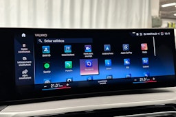 musta BMW 330 2023 kuva 22.