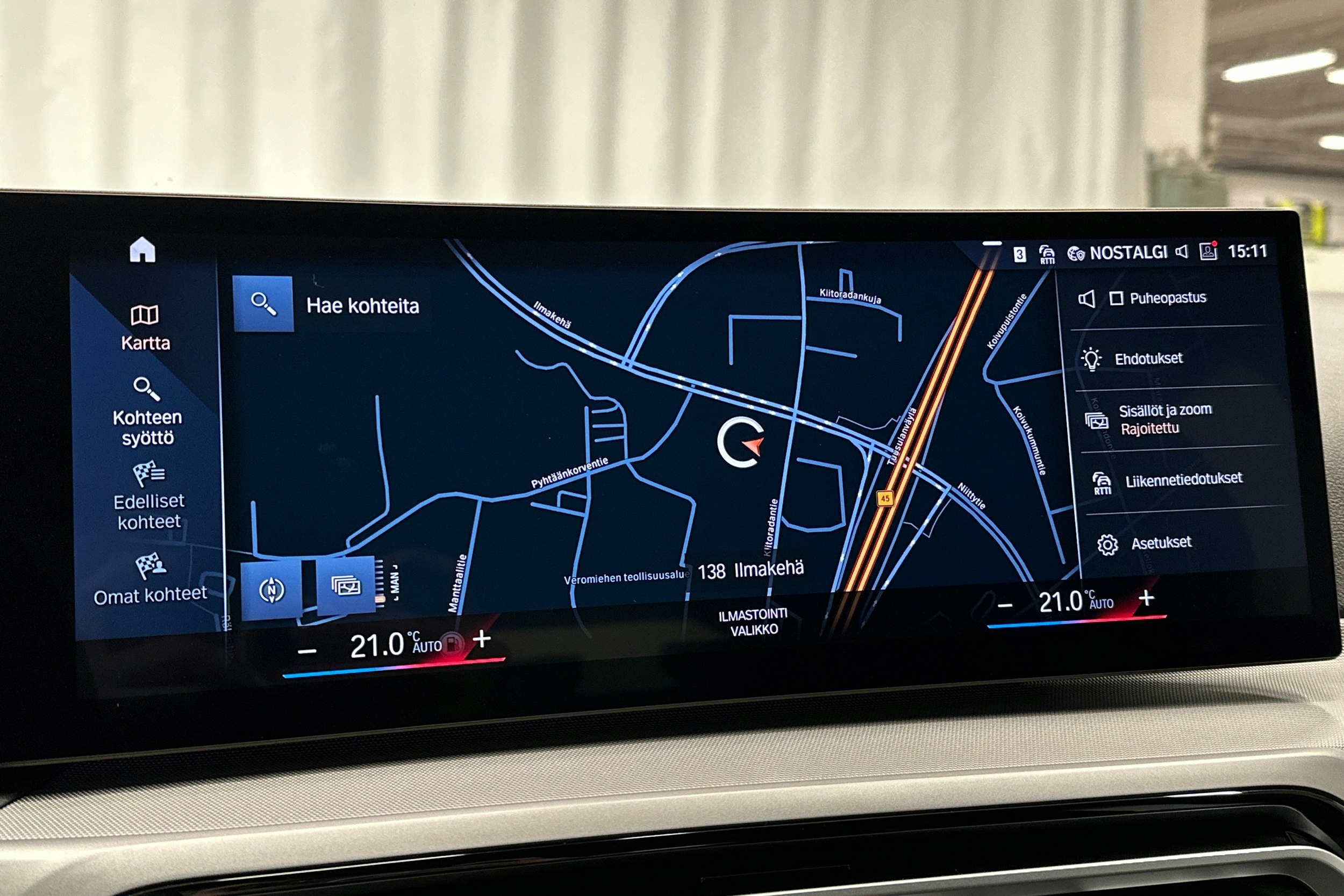 musta BMW 330 2023 kuva 23.