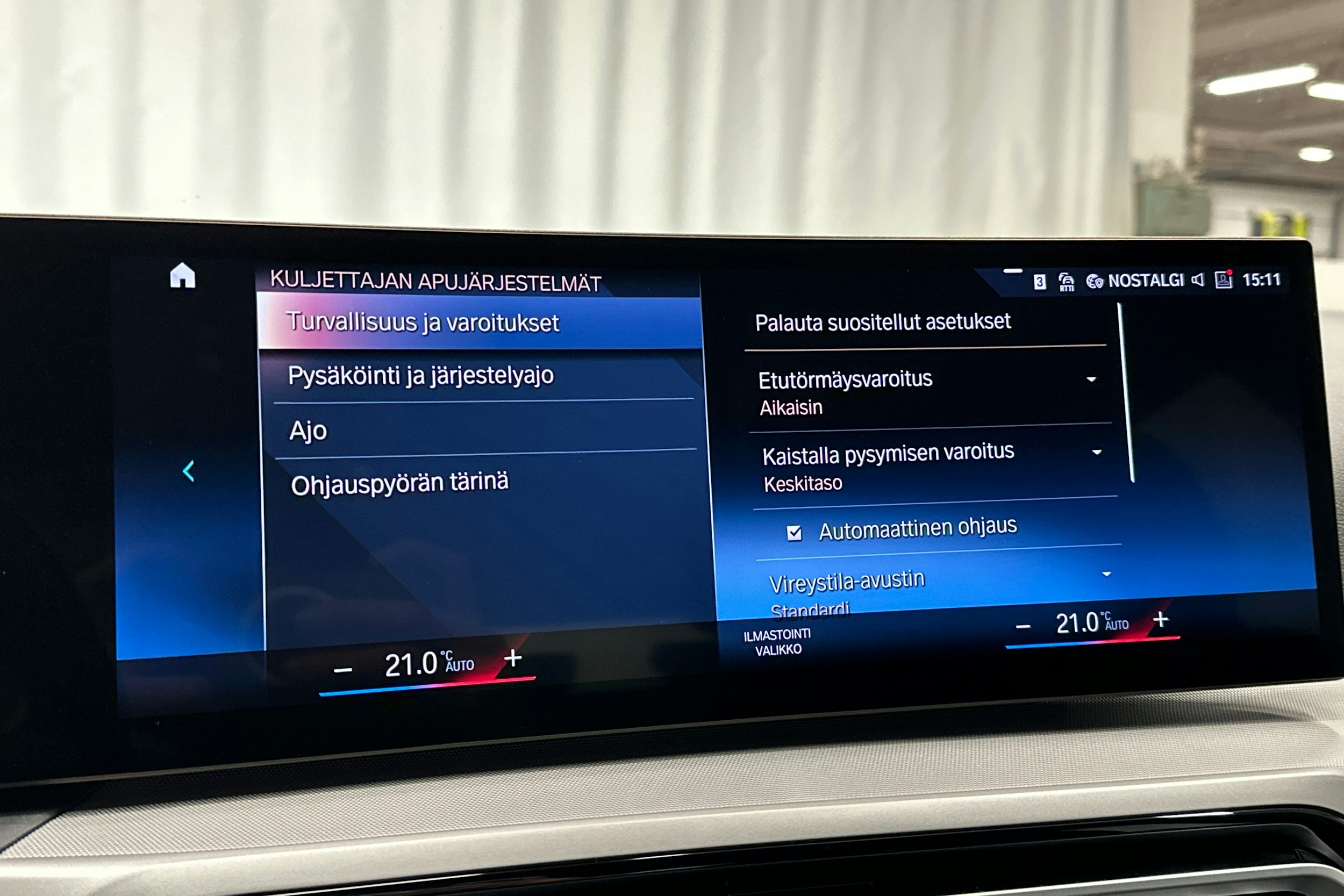 musta BMW 330 2023 kuva 24.