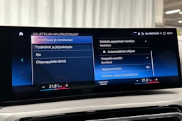 musta BMW 330 2023 kuva 25.