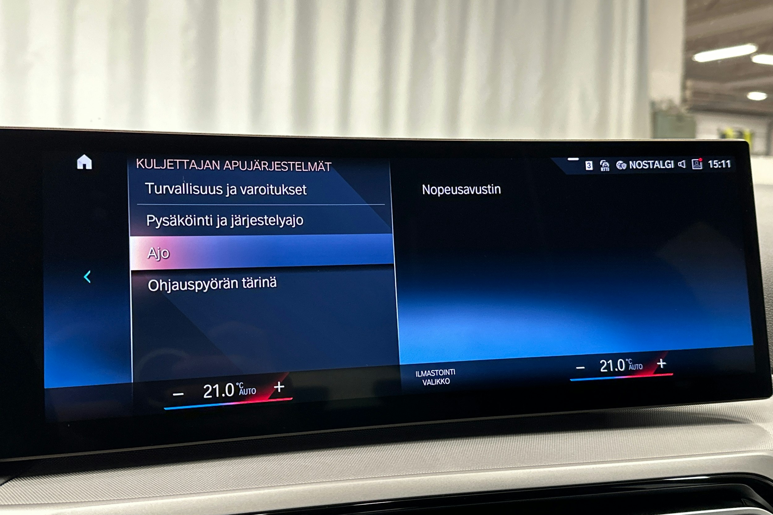 musta BMW 330 2023 kuva 26.