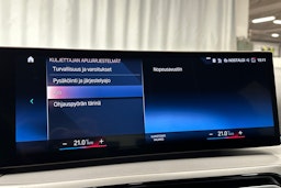 musta BMW 330 2023 kuva 26.