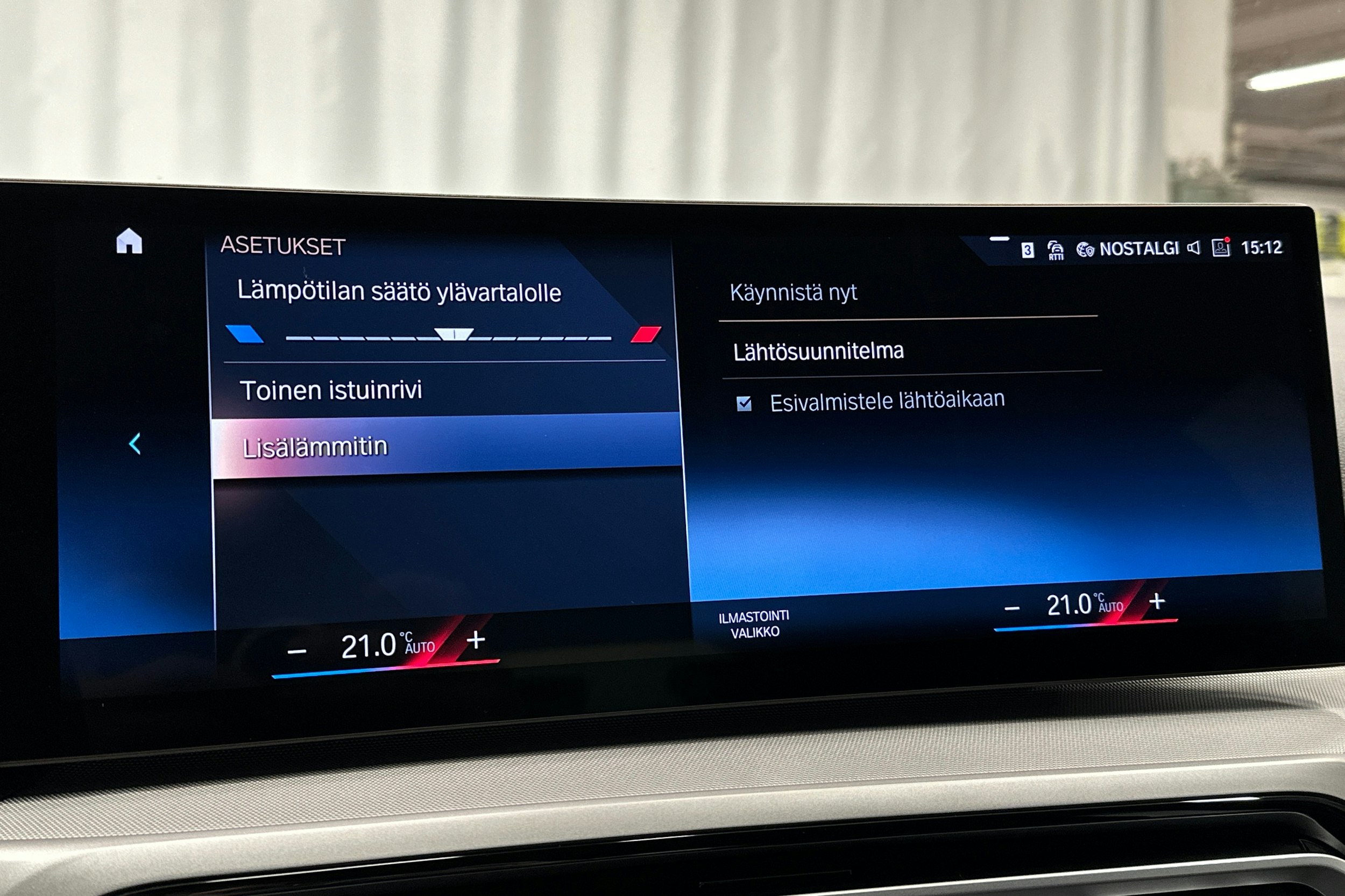 musta BMW 330 2023 kuva 27.