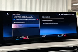 musta BMW 330 2023 kuva 27.