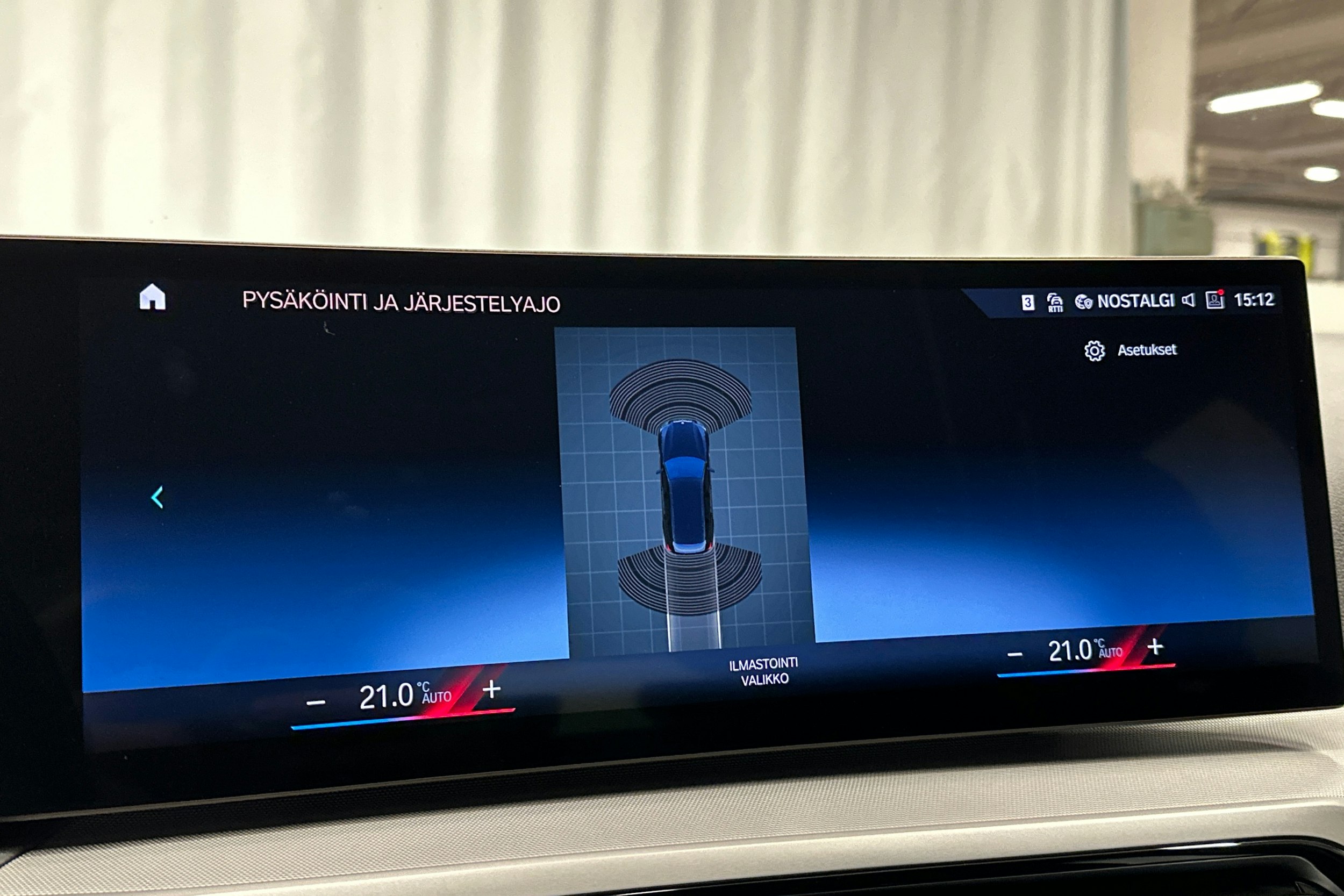 musta BMW 330 2023 kuva 28.