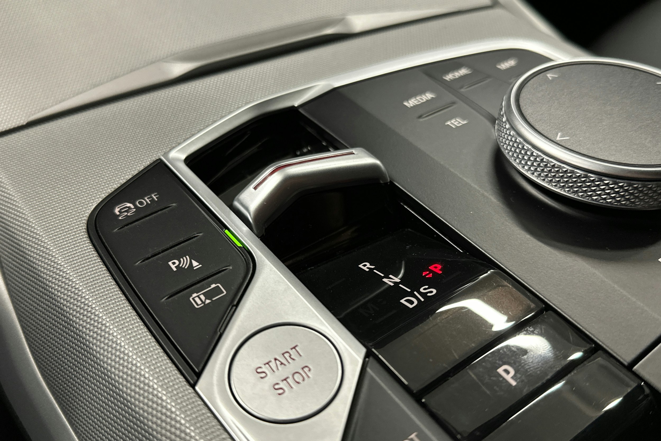 musta BMW 330 2023 kuva 29.