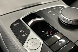 musta BMW 330 2023 kuva 29.