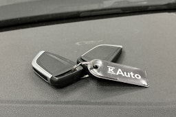 musta BMW 330 2023 kuva 30.