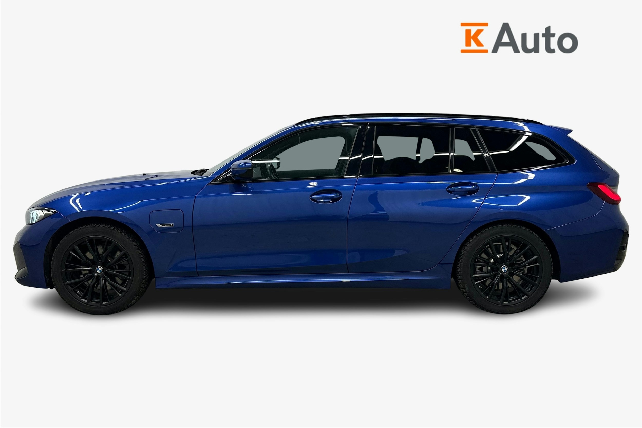 Sininen BMW 330 2023 kuva 6.