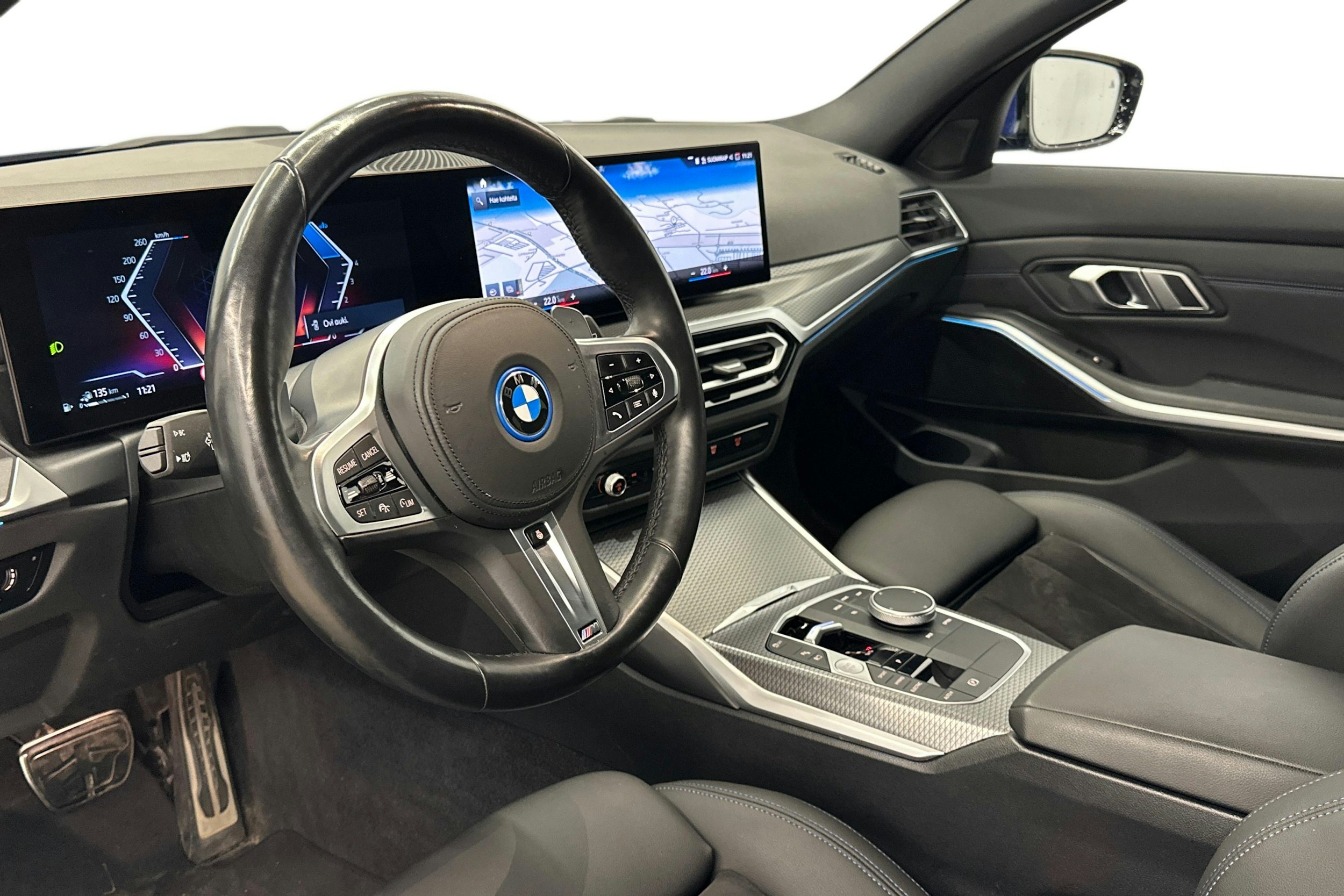 Sininen BMW 330 2023 kuva 7.