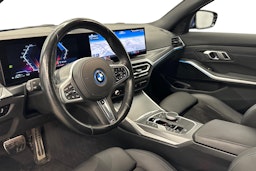 Sininen BMW 330 2023 kuva 7.