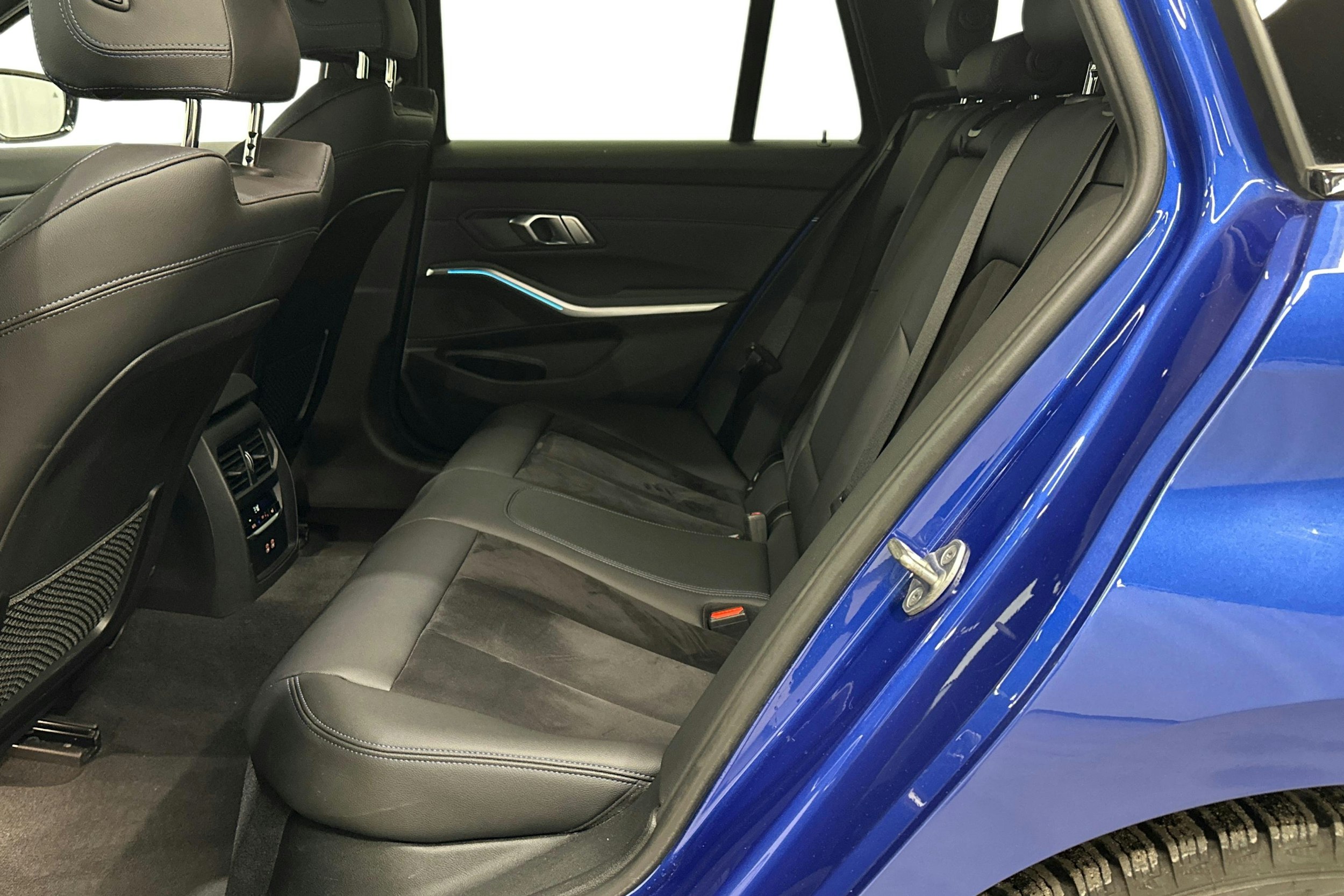 Sininen BMW 330 2023 kuva 11.