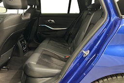 Sininen BMW 330 2023 kuva 11.