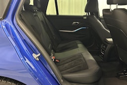 Sininen BMW 330 2023 kuva 13.