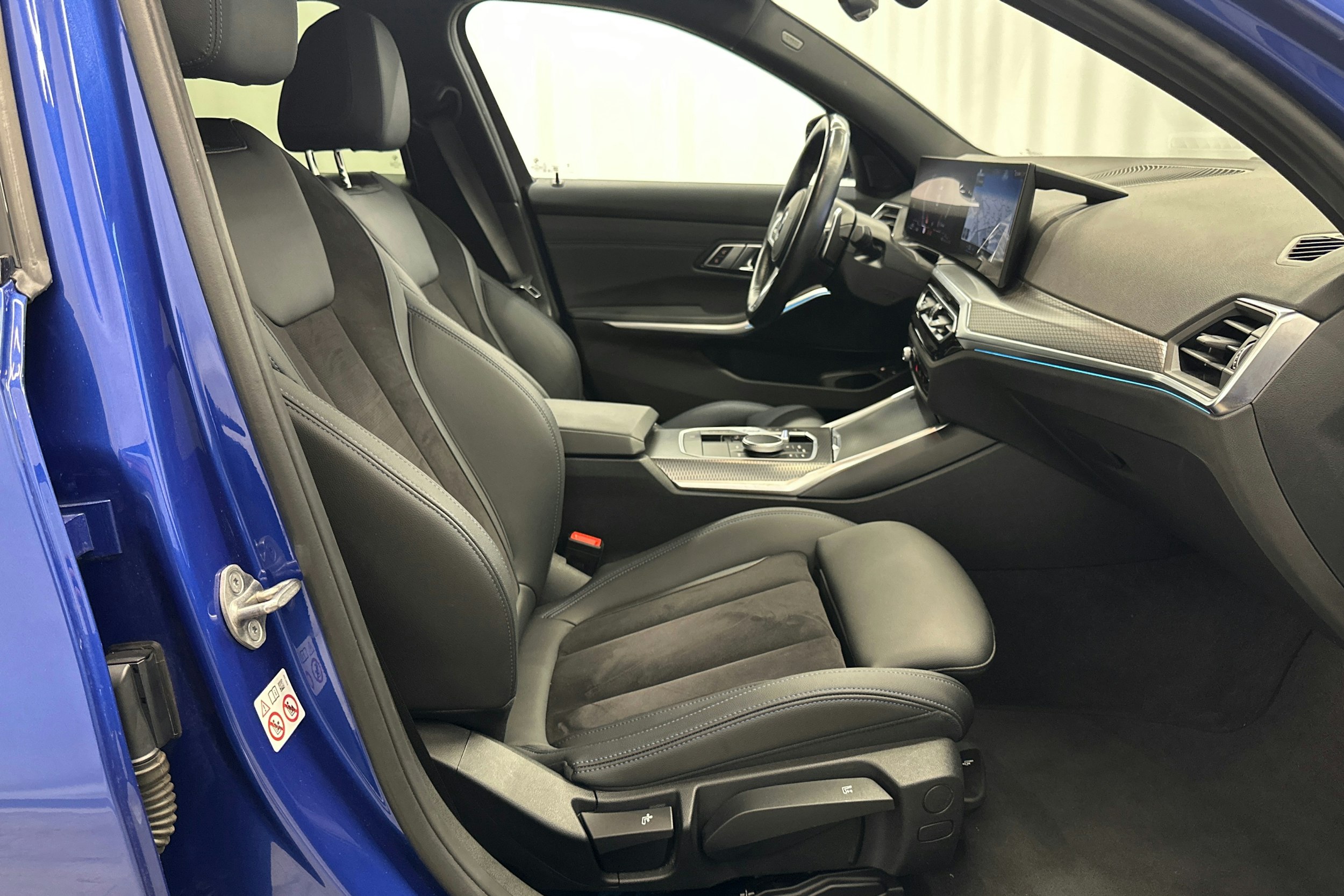 Sininen BMW 330 2023 kuva 14.