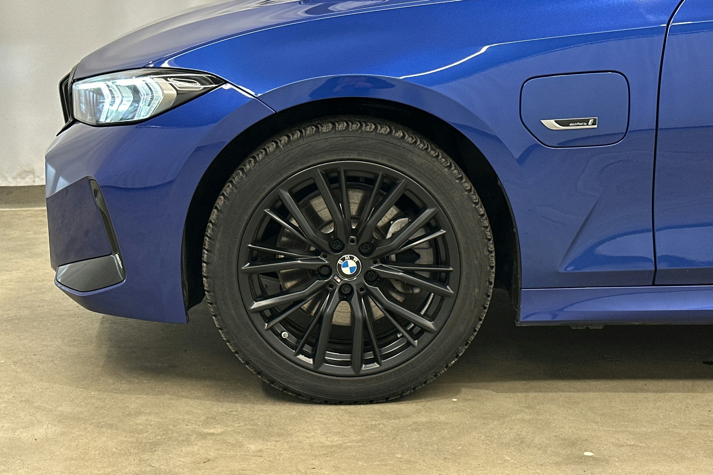 Sininen BMW 330 2023 kuva 16.