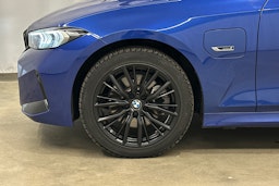 Sininen BMW 330 2023 kuva 16.