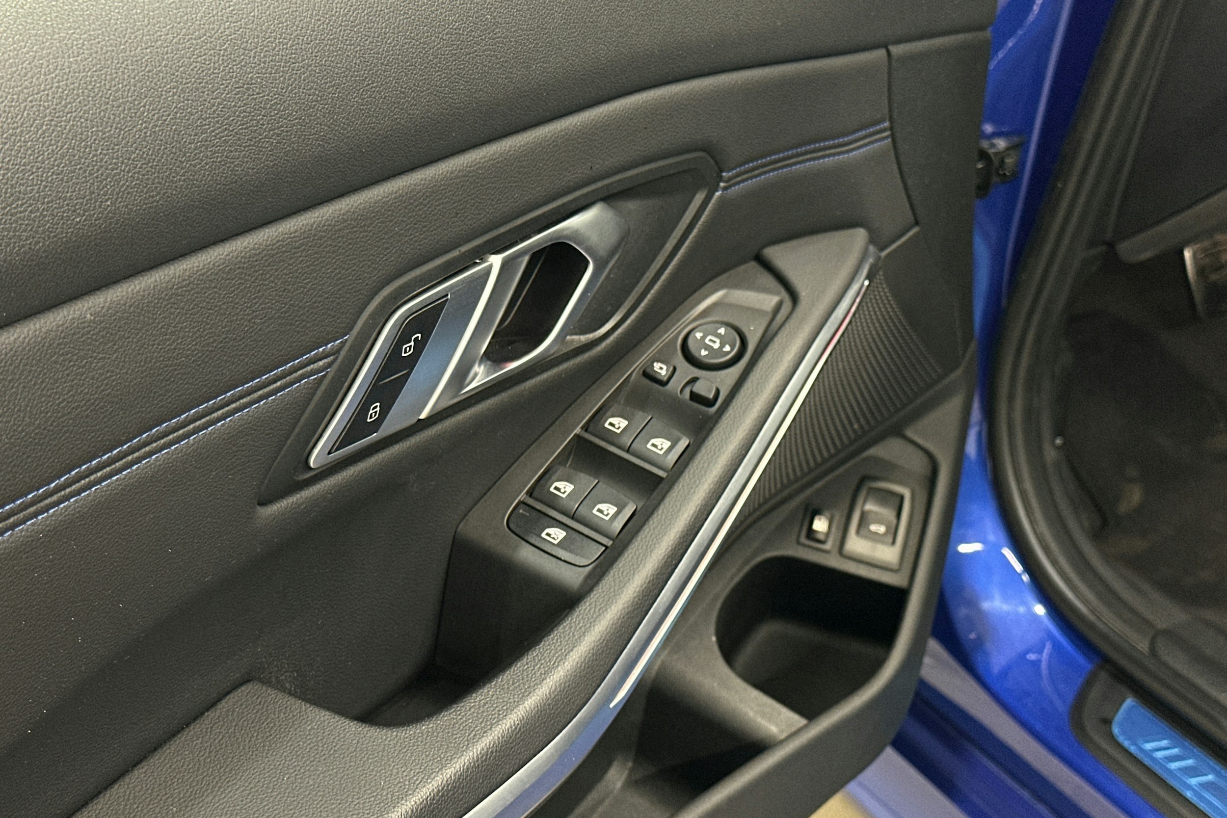 Sininen BMW 330 2023 kuva 17.