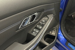 Sininen BMW 330 2023 kuva 17.