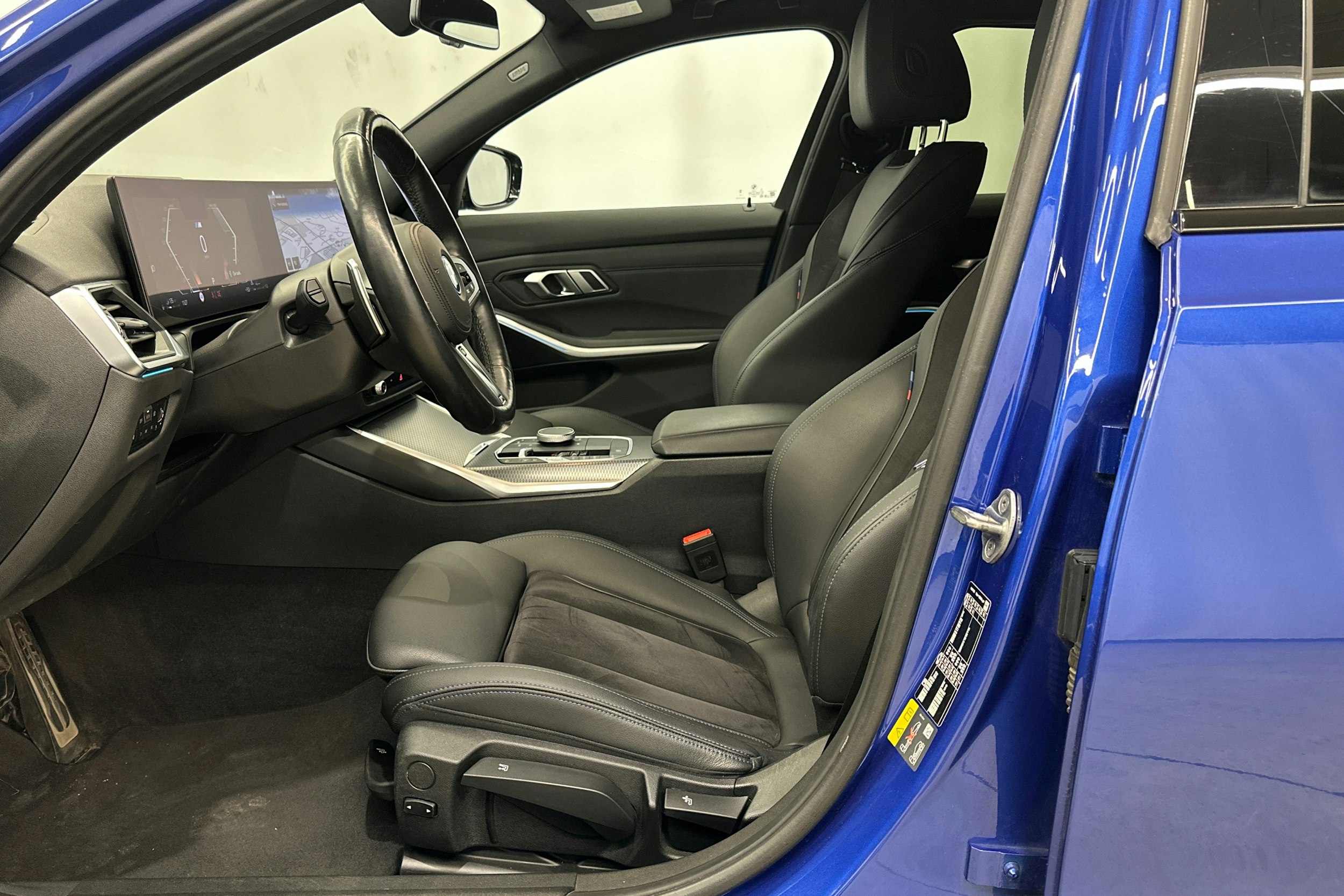 Sininen BMW 330 2023 kuva 18.