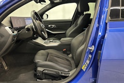 Sininen BMW 330 2023 kuva 18.