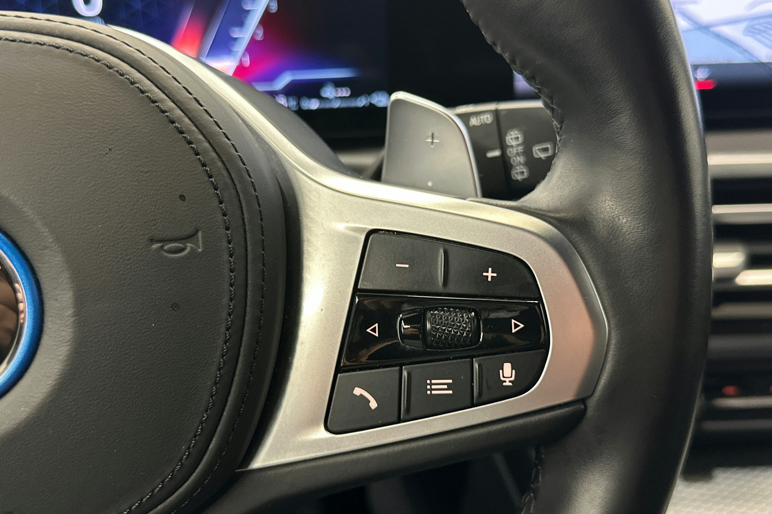 Sininen BMW 330 2023 kuva 20.