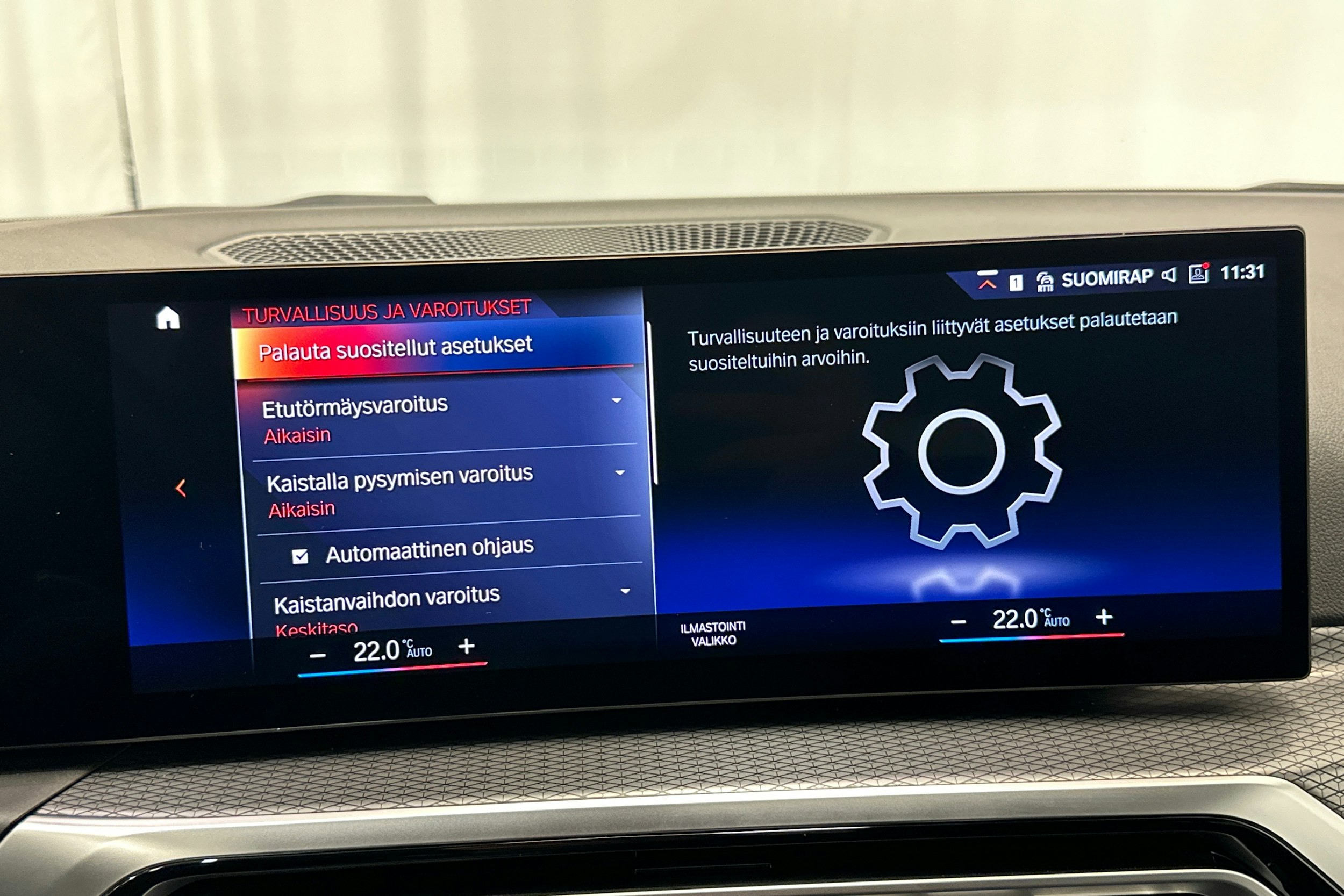 Sininen BMW 330 2023 kuva 25.