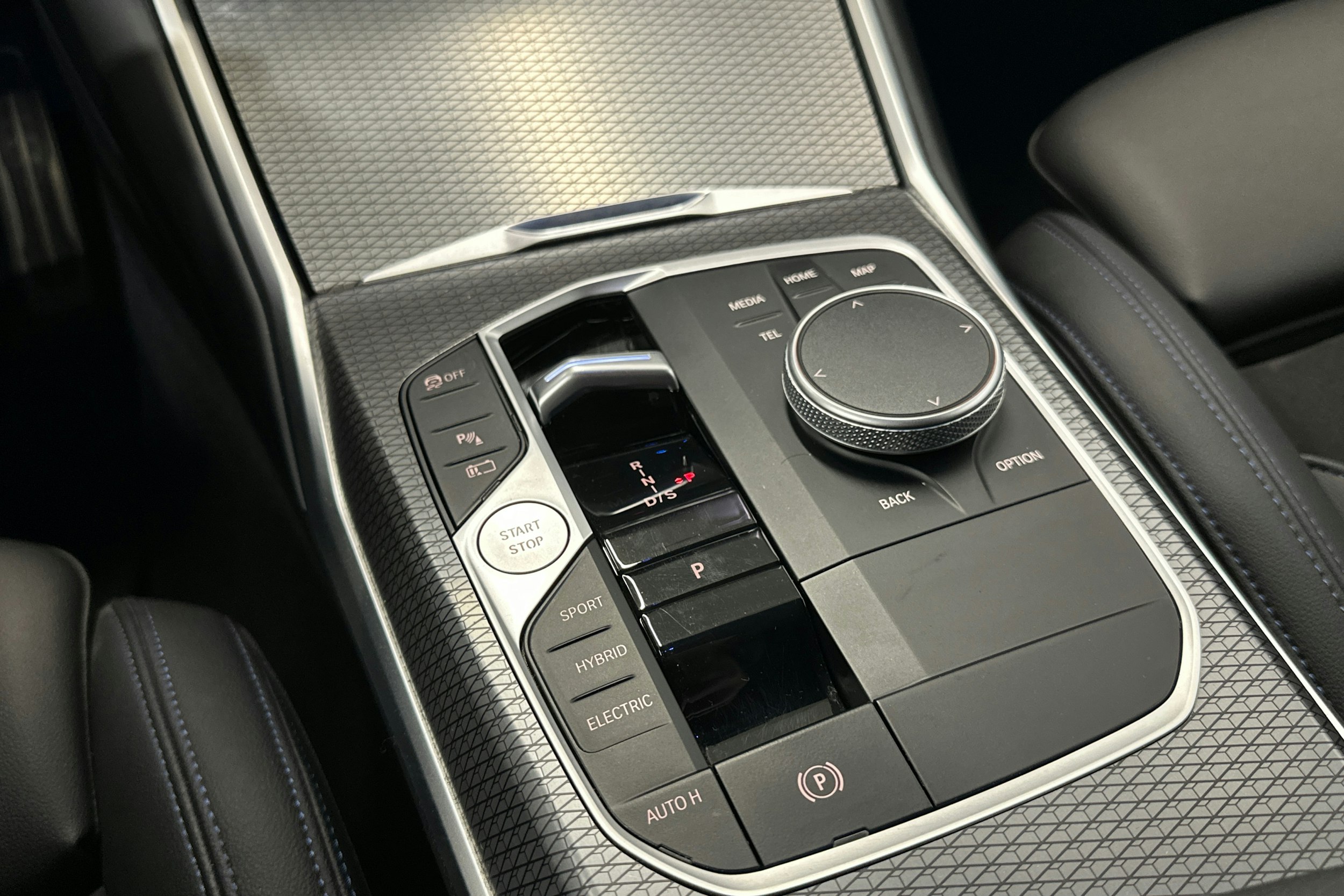 Sininen BMW 330 2023 kuva 26.