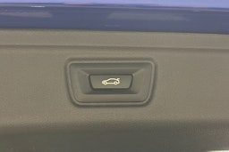 Sininen BMW 330 2023 kuva 28.