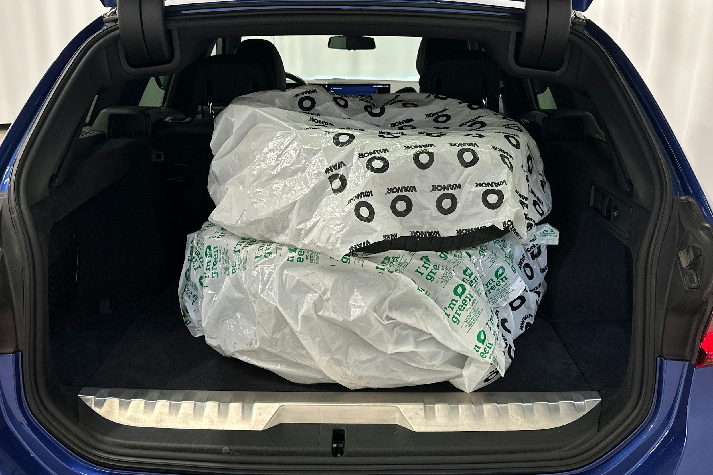 Sininen BMW 330 2023 kuva 29.