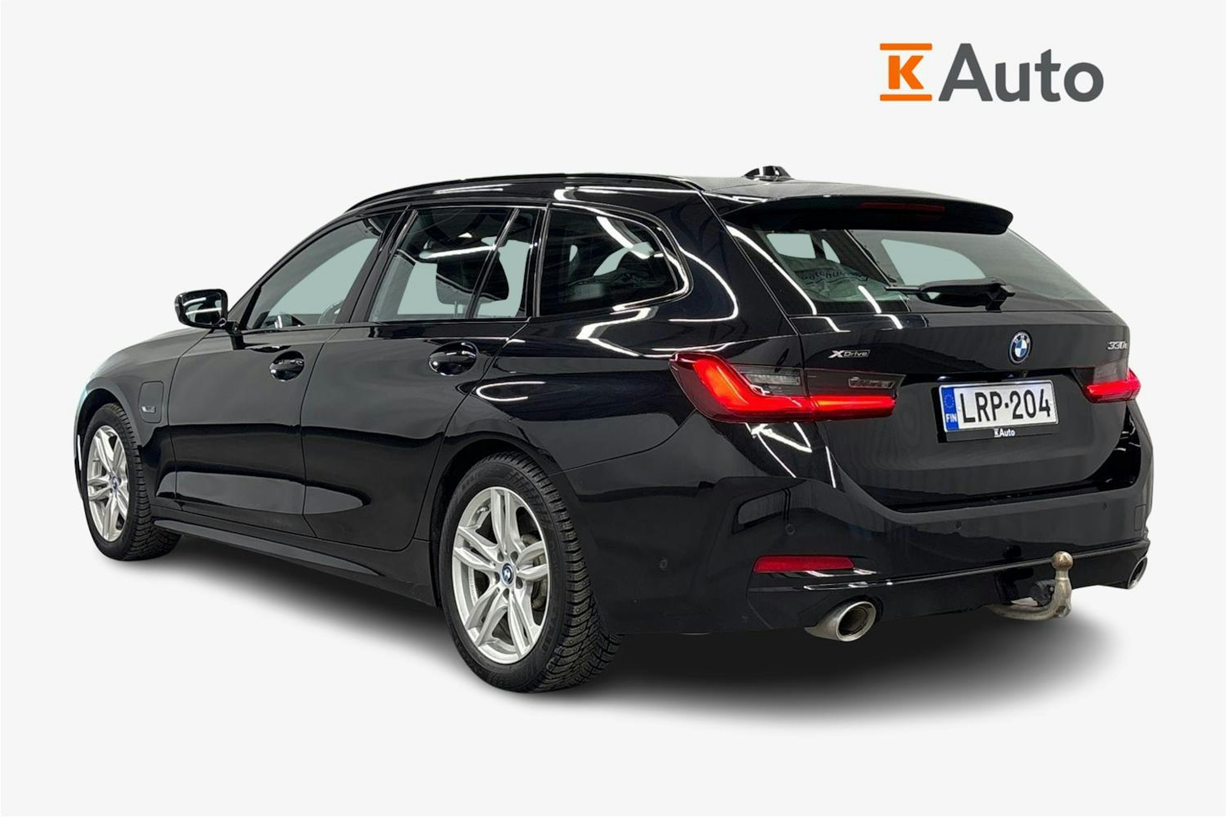 musta BMW 330 2023 kuva 2.