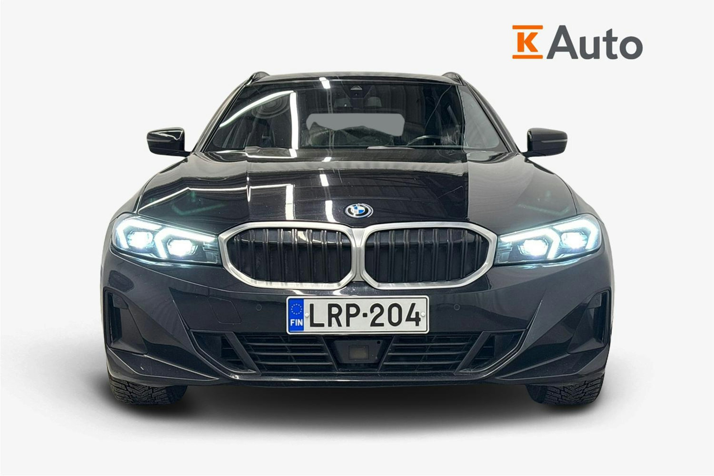 musta BMW 330 2023 kuva 5.