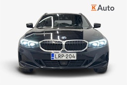 musta BMW 330 2023 kuva 5.