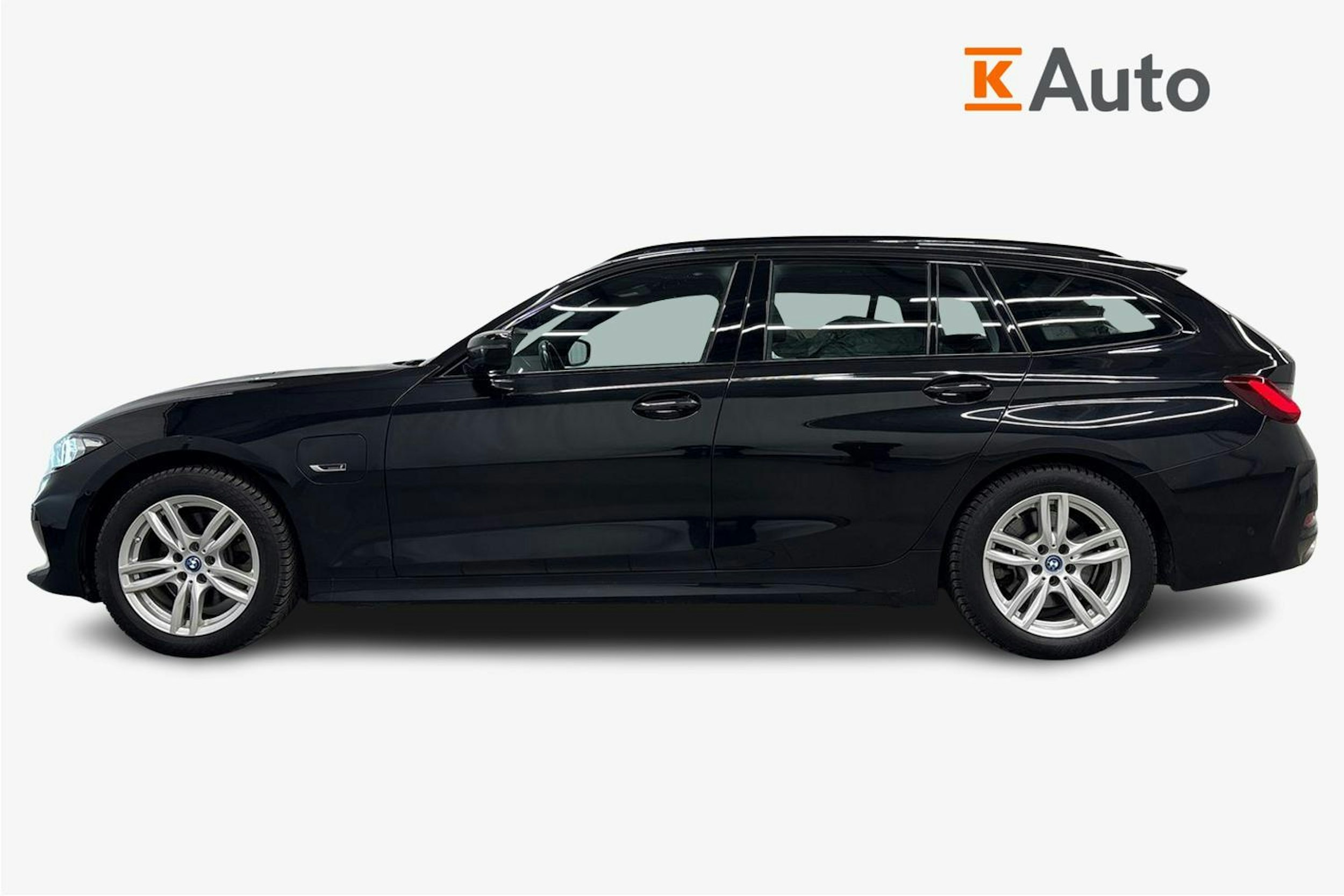 musta BMW 330 2023 kuva 6.