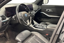 musta BMW 330 2023 kuva 7.