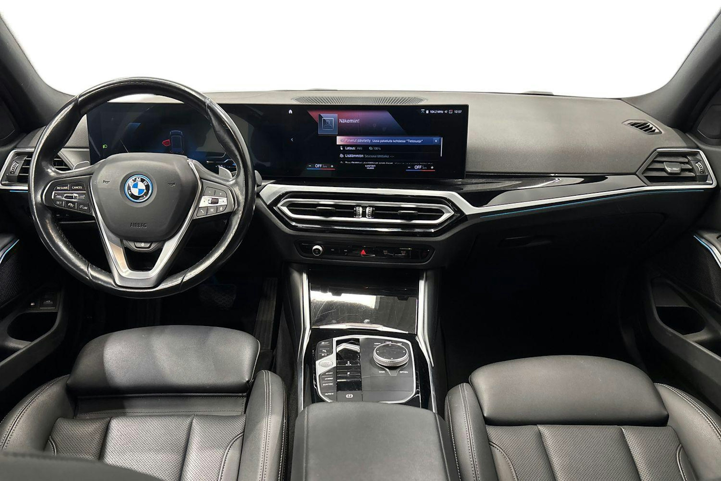 musta BMW 330 2023 kuva 8.