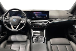 musta BMW 330 2023 kuva 8.