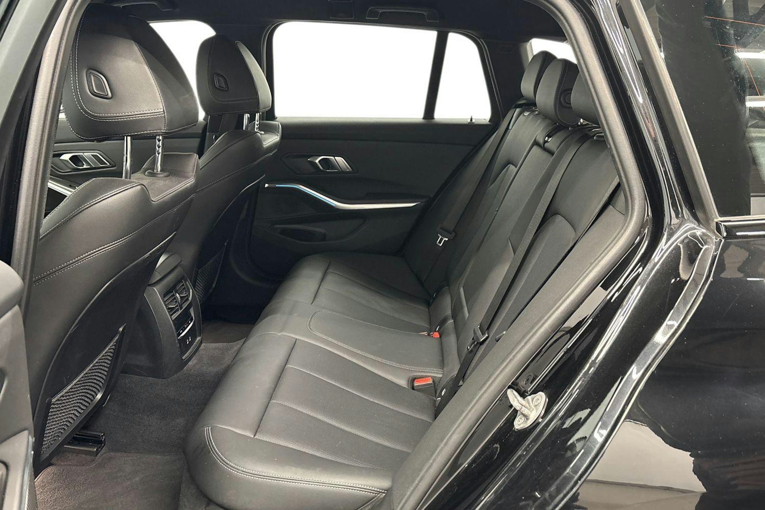 musta BMW 330 2023 kuva 10.