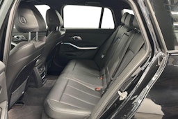 musta BMW 330 2023 kuva 10.