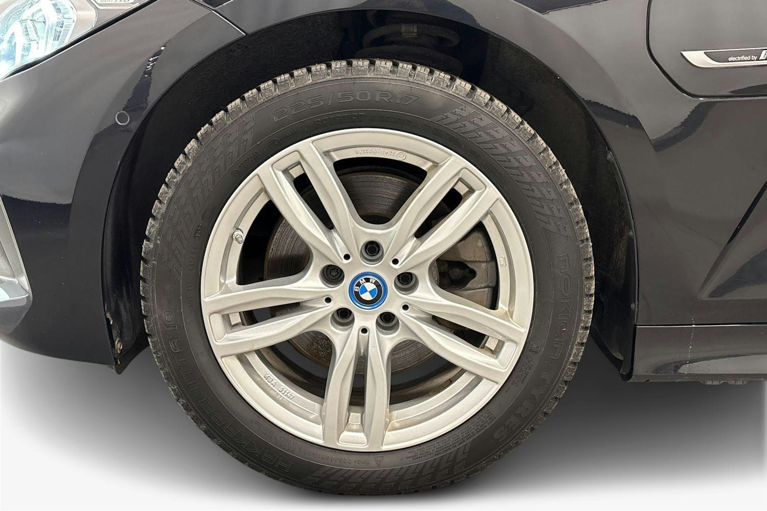 musta BMW 330 2023 kuva 11.