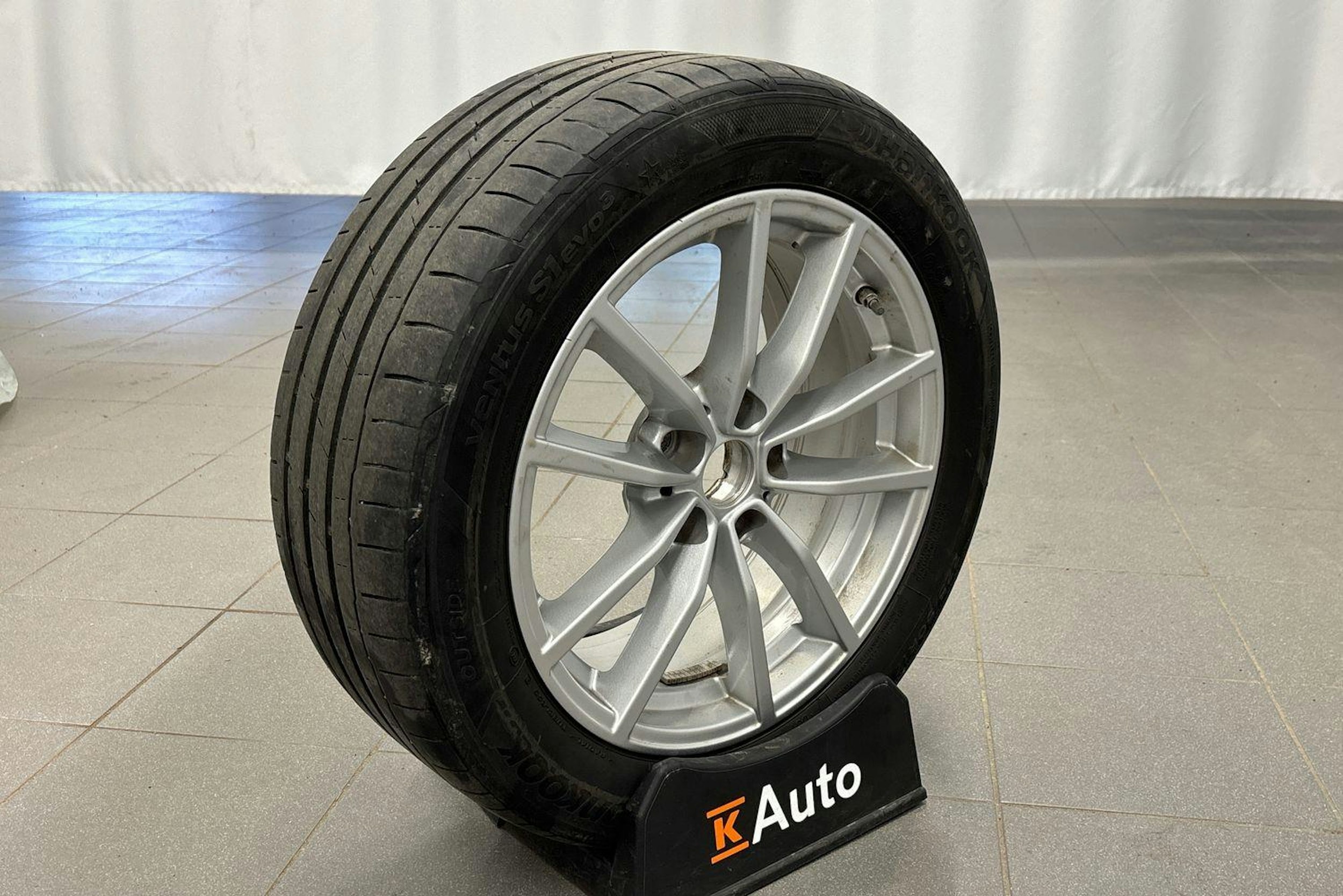 musta BMW 330 2023 kuva 12.