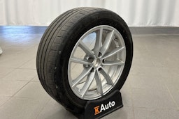 musta BMW 330 2023 kuva 12.