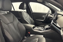 musta BMW 330 2023 kuva 13.