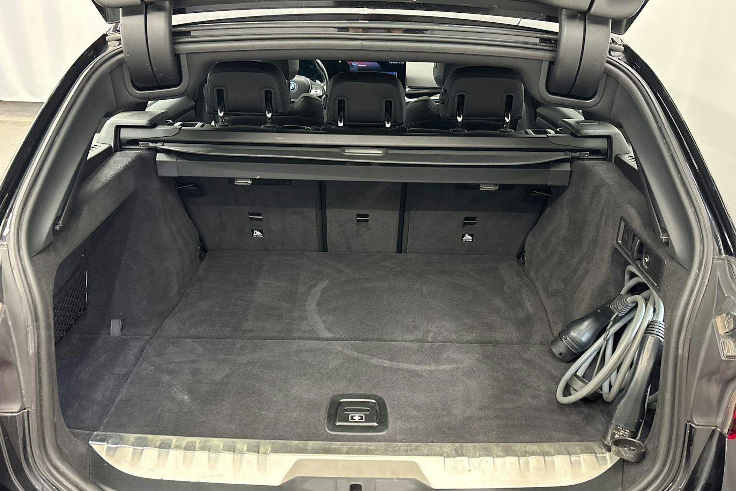 musta BMW 330 2023 kuva 15.