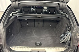 musta BMW 330 2023 kuva 15.